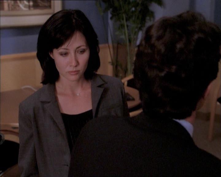 Charmed-Online_dot_net-1x02IveGotYouUnderMySkin0925.jpg