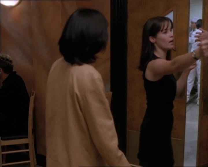 Charmed-Online_dot_net-1x02IveGotYouUnderMySkin1243.jpg