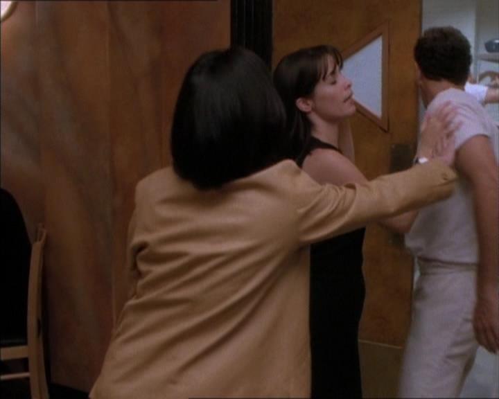 Charmed-Online_dot_net-1x02IveGotYouUnderMySkin1244.jpg