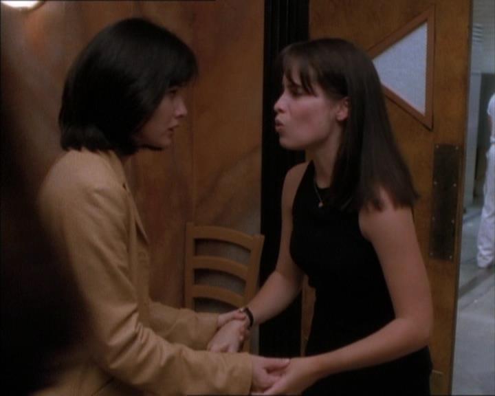 Charmed-Online_dot_net-1x02IveGotYouUnderMySkin1248.jpg Charmed-Online_dot_net-1x02IveGotYouUnderMySkin1248.jpg