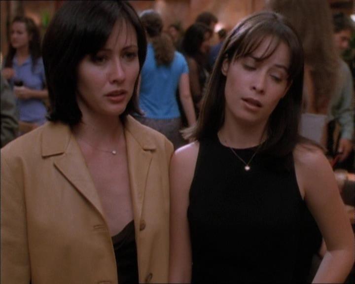 Charmed-Online_dot_net-1x02IveGotYouUnderMySkin1263.jpg