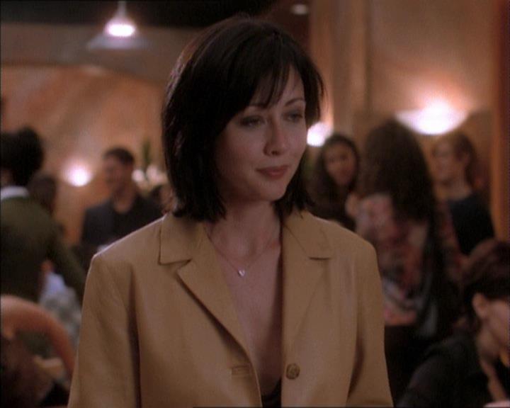 Charmed-Online_dot_net-1x02IveGotYouUnderMySkin1274.jpg