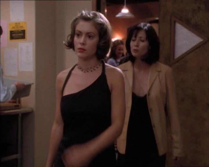 Charmed-Online_dot_net-1x02IveGotYouUnderMySkin1296.jpg Charmed-Online_dot_net-1x02IveGotYouUnderMySkin1296.jpg