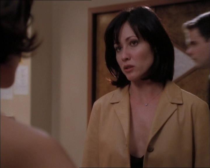 Charmed-Online_dot_net-1x02IveGotYouUnderMySkin1300.jpg Charmed-Online_dot_net-1x02IveGotYouUnderMySkin1300.jpg