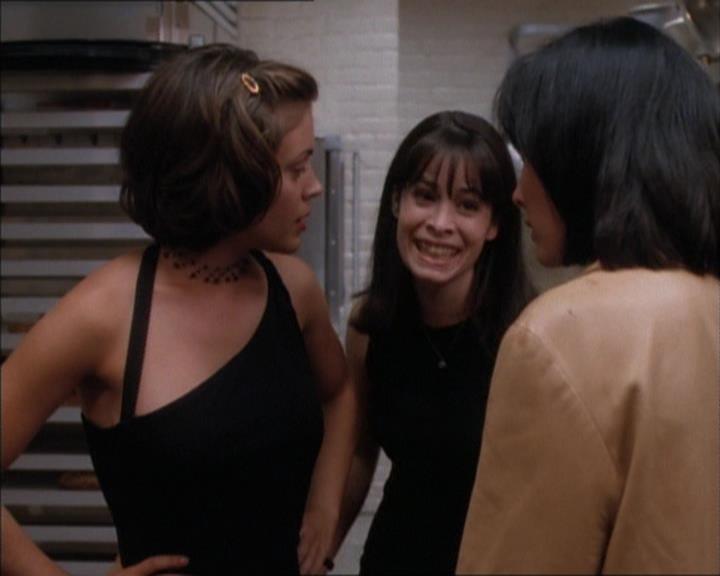 Charmed-Online_dot_net-1x02IveGotYouUnderMySkin1307.jpg Charmed-Online_dot_net-1x02IveGotYouUnderMySkin1307.jpg