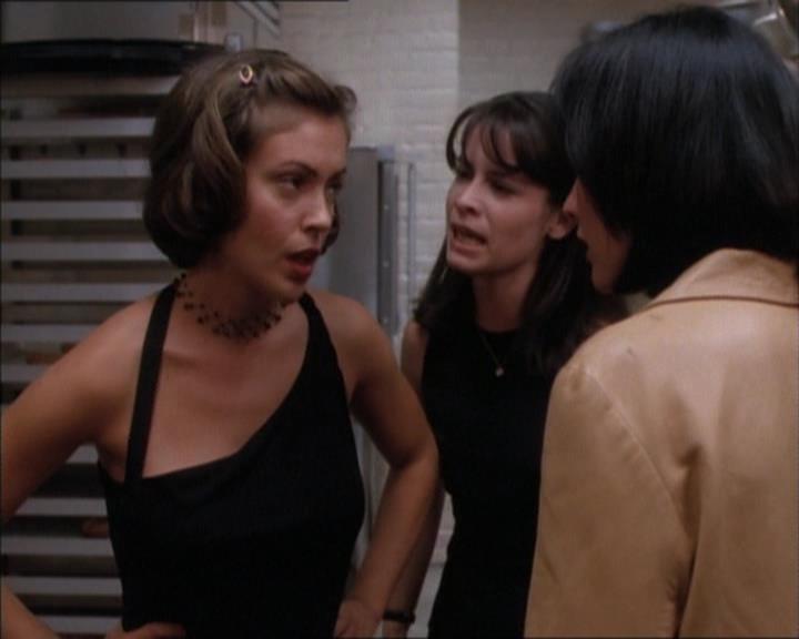 Charmed-Online_dot_net-1x02IveGotYouUnderMySkin1312.jpg Charmed-Online_dot_net-1x02IveGotYouUnderMySkin1312.jpg