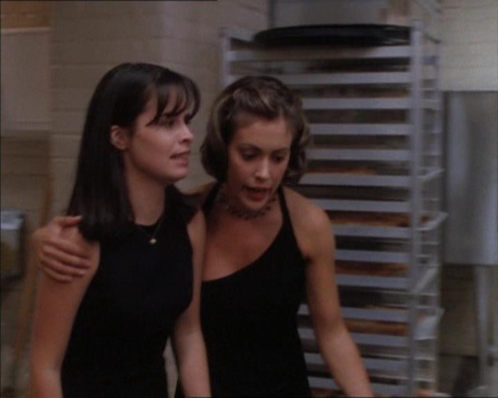 Charmed-Online_dot_net-1x02IveGotYouUnderMySkin1363.jpg Charmed-Online_dot_net-1x02IveGotYouUnderMySkin1363.jpg