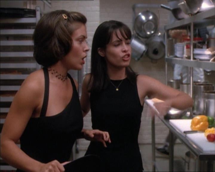 Charmed-Online_dot_net-1x02IveGotYouUnderMySkin1396.jpg Charmed-Online_dot_net-1x02IveGotYouUnderMySkin1396.jpg