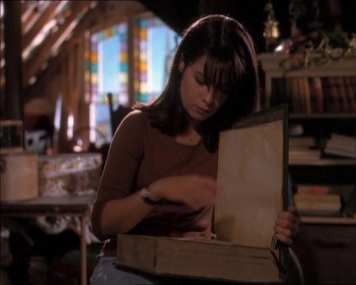 Charmed-Online_dot_net-1x02IveGotYouUnderMySkin1428.jpg
