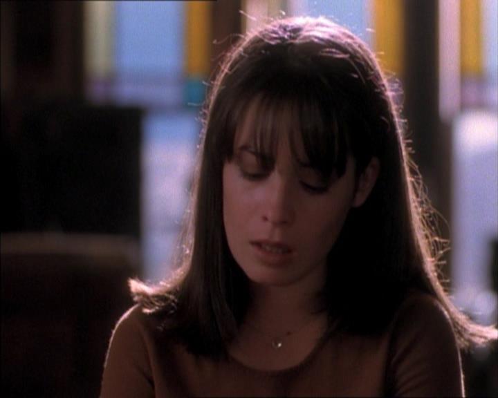 Charmed-Online_dot_net-1x02IveGotYouUnderMySkin1531.jpg