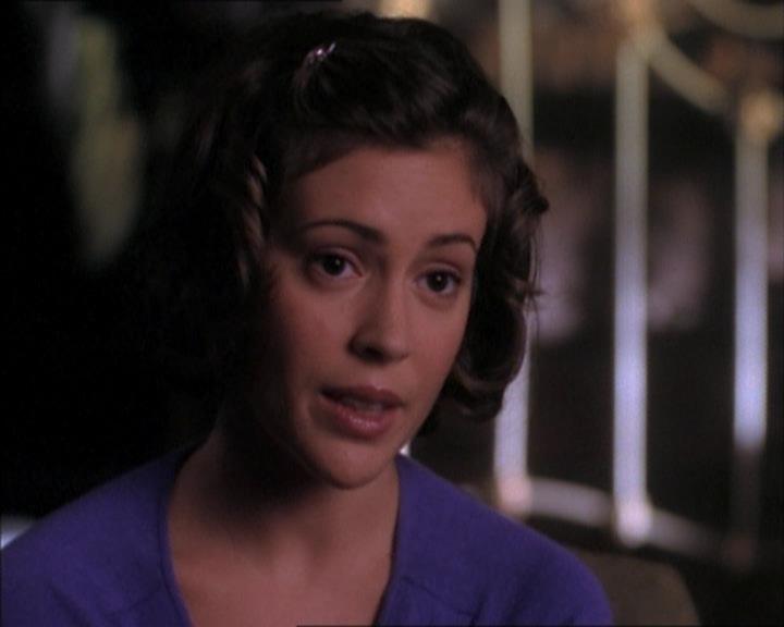 Charmed-Online_dot_net-1x02IveGotYouUnderMySkin1572.jpg