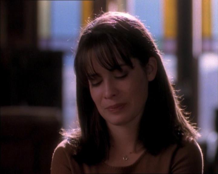 Charmed-Online_dot_net-1x02IveGotYouUnderMySkin1598.jpg
