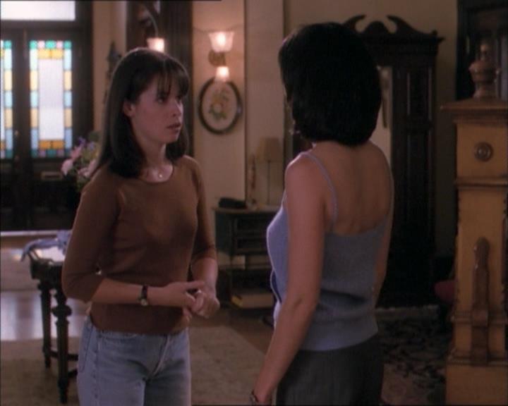 Charmed-Online_dot_net-1x02IveGotYouUnderMySkin1968.jpg