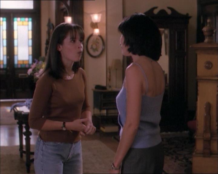 Charmed-Online_dot_net-1x02IveGotYouUnderMySkin1969.jpg