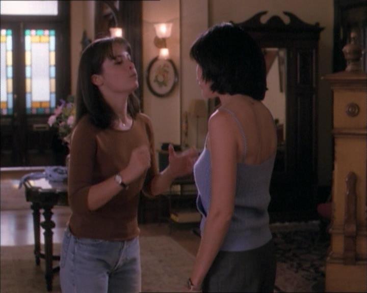 Charmed-Online_dot_net-1x02IveGotYouUnderMySkin1970.jpg Charmed-Online_dot_net-1x02IveGotYouUnderMySkin1970.jpg
