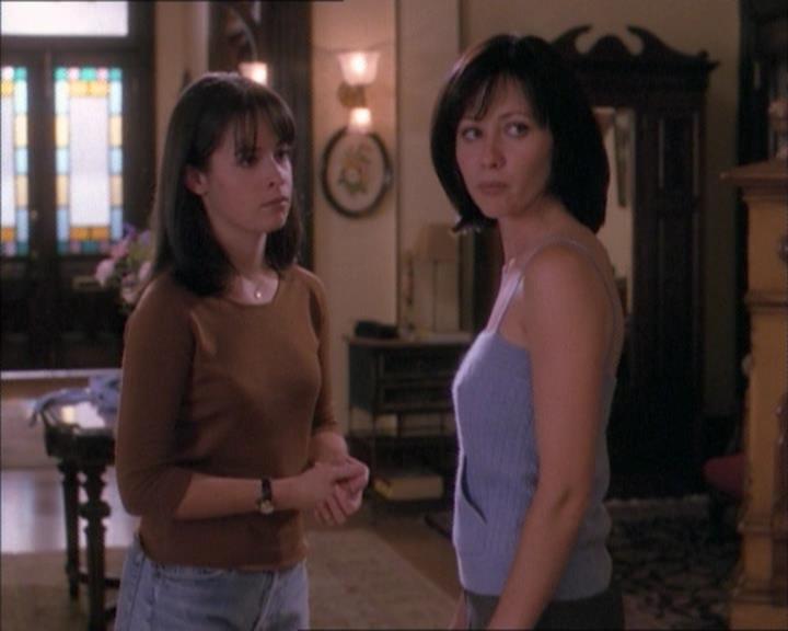Charmed-Online_dot_net-1x02IveGotYouUnderMySkin1976.jpg Charmed-Online_dot_net-1x02IveGotYouUnderMySkin1976.jpg