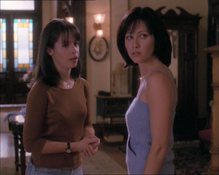 Charmed-Online_dot_net-1x02IveGotYouUnderMySkin1977.jpg Charmed-Online_dot_net-1x02IveGotYouUnderMySkin1977.jpg