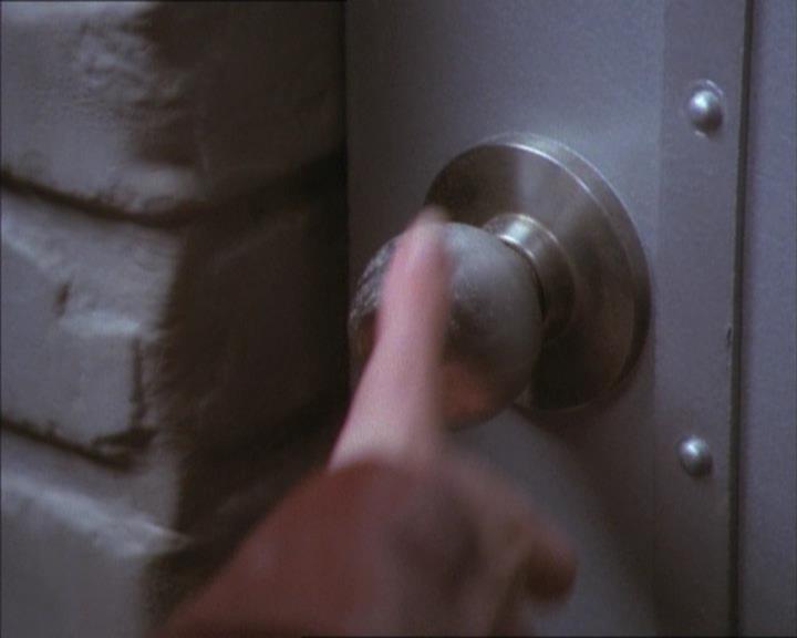 Charmed-Online_dot_net-1x02IveGotYouUnderMySkin2005.jpg Charmed-Online_dot_net-1x02IveGotYouUnderMySkin2005.jpg