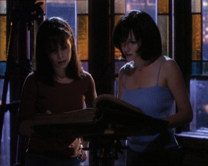 Charmed-Online_dot_net-1x02IveGotYouUnderMySkin2040.jpg Charmed-Online_dot_net-1x02IveGotYouUnderMySkin2040.jpg