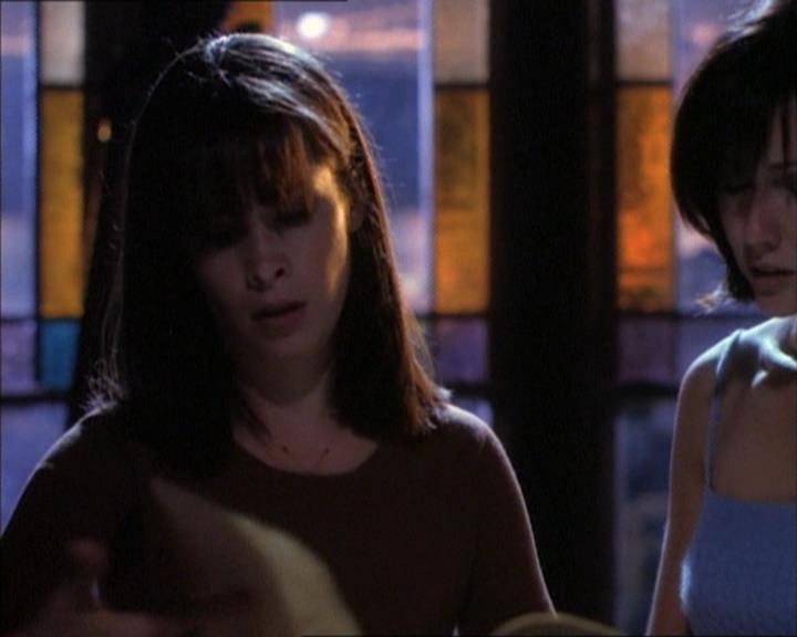 Charmed-Online_dot_net-1x02IveGotYouUnderMySkin2046.jpg Charmed-Online_dot_net-1x02IveGotYouUnderMySkin2046.jpg