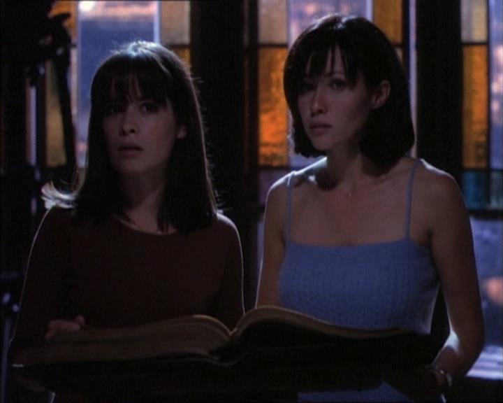 Charmed-Online_dot_net-1x02IveGotYouUnderMySkin2071.jpg