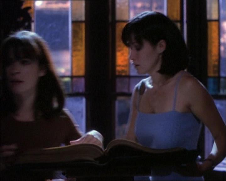 Charmed-Online_dot_net-1x02IveGotYouUnderMySkin2073.jpg Charmed-Online_dot_net-1x02IveGotYouUnderMySkin2073.jpg