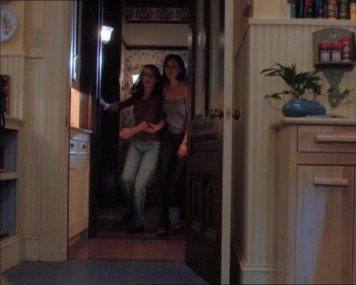 Charmed-Online_dot_net-1x02IveGotYouUnderMySkin2075.jpg Charmed-Online_dot_net-1x02IveGotYouUnderMySkin2075.jpg