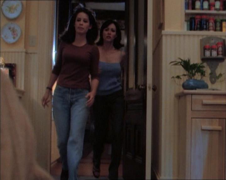 Charmed-Online_dot_net-1x02IveGotYouUnderMySkin2076.jpg Charmed-Online_dot_net-1x02IveGotYouUnderMySkin2076.jpg