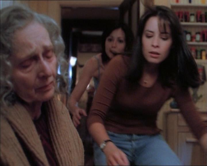 Charmed-Online_dot_net-1x02IveGotYouUnderMySkin2077.jpg