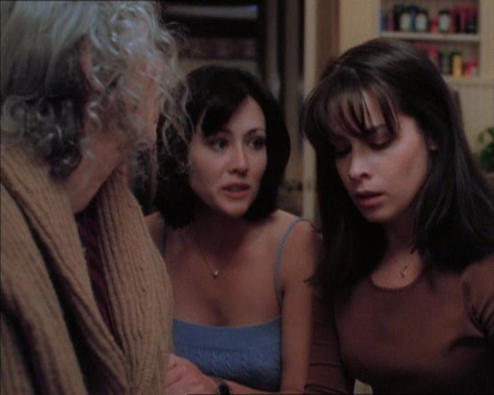 Charmed-Online_dot_net-1x02IveGotYouUnderMySkin2080.jpg