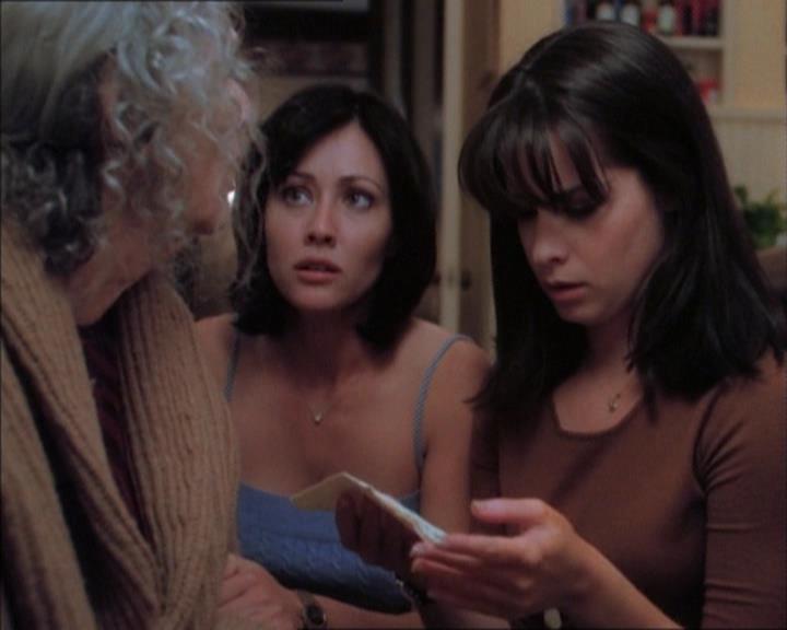 Charmed-Online_dot_net-1x02IveGotYouUnderMySkin2085.jpg Charmed-Online_dot_net-1x02IveGotYouUnderMySkin2085.jpg