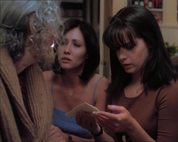 Charmed-Online_dot_net-1x02IveGotYouUnderMySkin2086.jpg