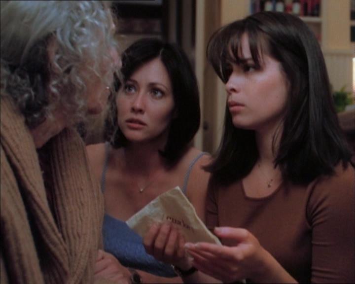 Charmed-Online_dot_net-1x02IveGotYouUnderMySkin2090.jpg