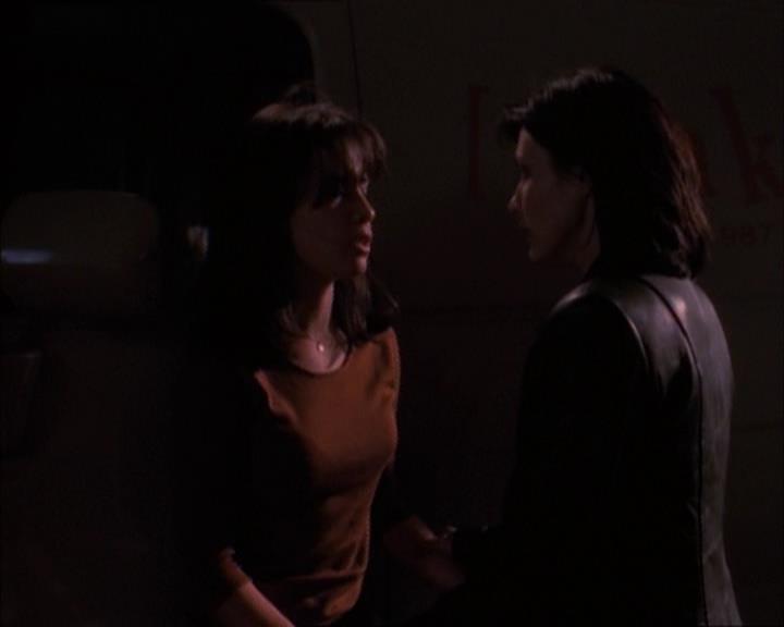Charmed-Online_dot_net-1x02IveGotYouUnderMySkin2136.jpg