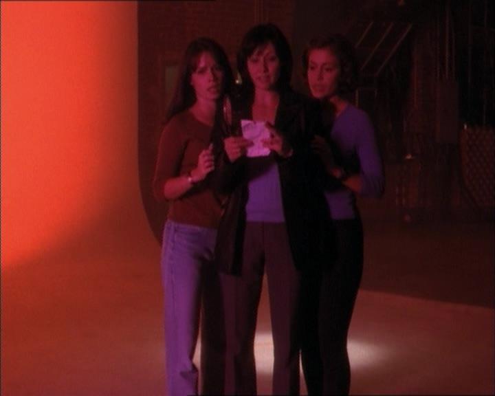 Charmed-Online_dot_net-1x02IveGotYouUnderMySkin2182.jpg