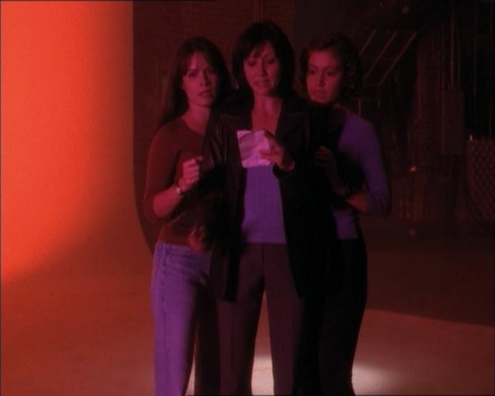 Charmed-Online_dot_net-1x02IveGotYouUnderMySkin2183.jpg