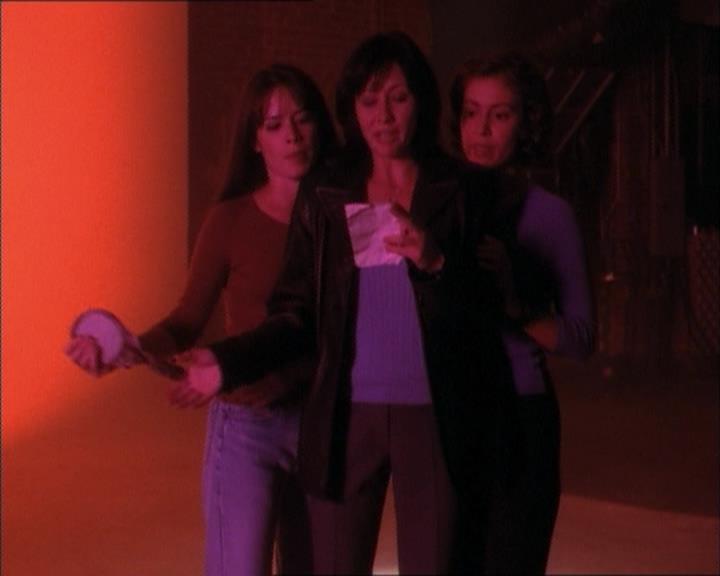 Charmed-Online_dot_net-1x02IveGotYouUnderMySkin2184.jpg