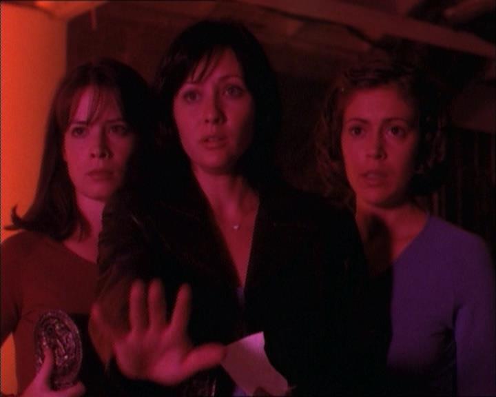 Charmed-Online_dot_net-1x02IveGotYouUnderMySkin2189.jpg