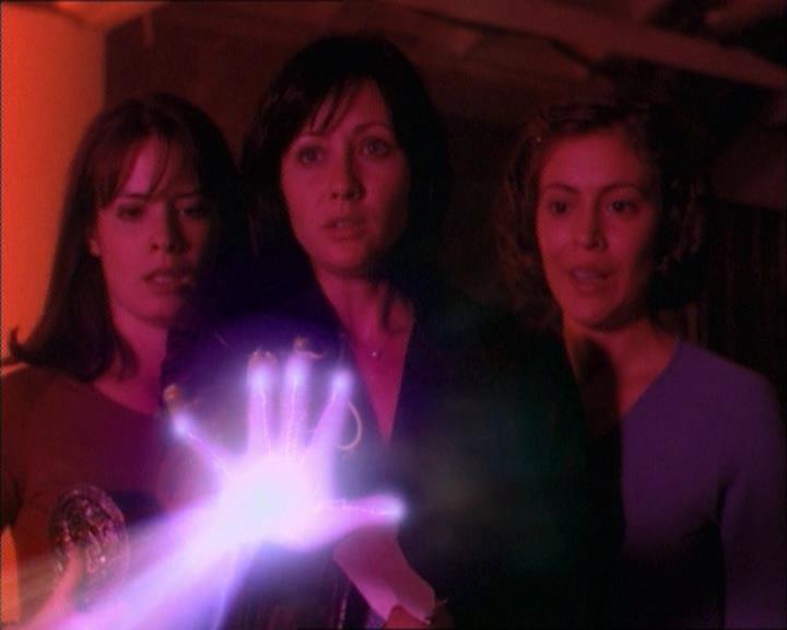 Charmed-Online_dot_net-1x02IveGotYouUnderMySkin2191.jpg