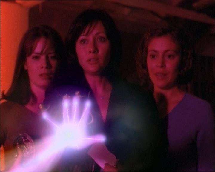 Charmed-Online_dot_net-1x02IveGotYouUnderMySkin2192.jpg