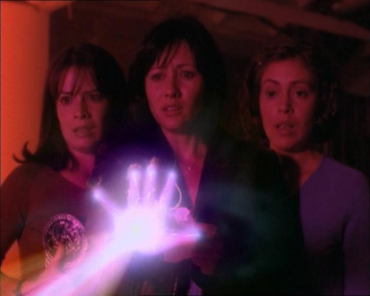 Charmed-Online_dot_net-1x02IveGotYouUnderMySkin2204.jpg