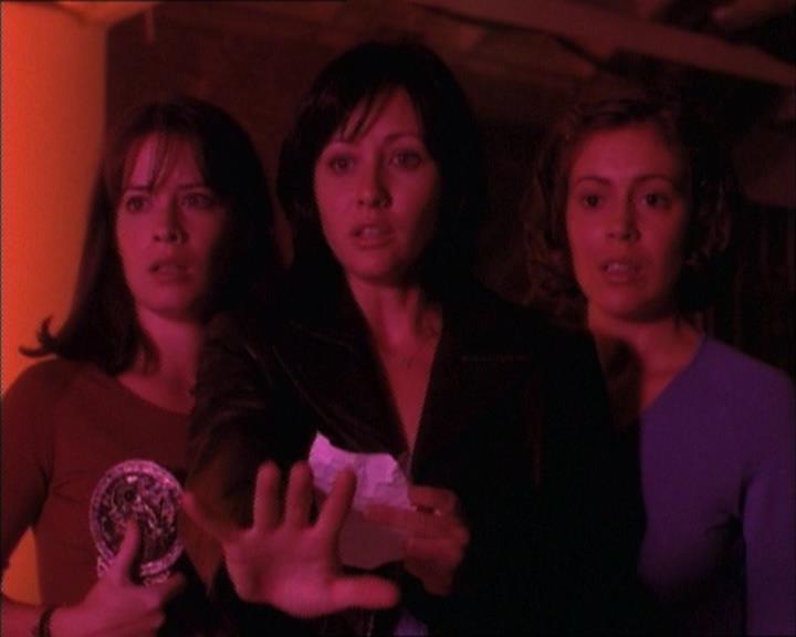 Charmed-Online_dot_net-1x02IveGotYouUnderMySkin2241.jpg