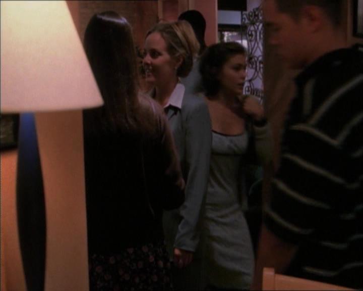 Charmed-Online_dot_net-1x02IveGotYouUnderMySkin2308.jpg