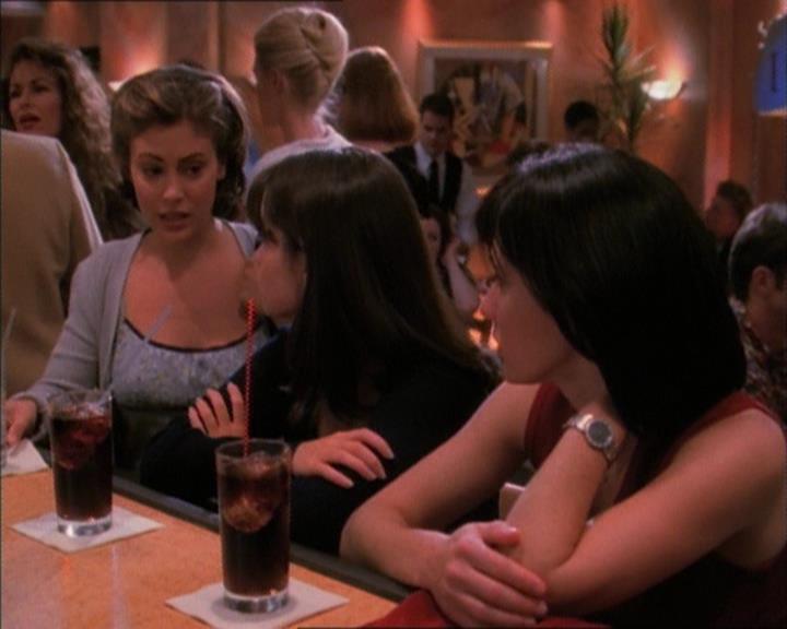 Charmed-Online_dot_net-1x02IveGotYouUnderMySkin2322.jpg Charmed-Online_dot_net-1x02IveGotYouUnderMySkin2322.jpg