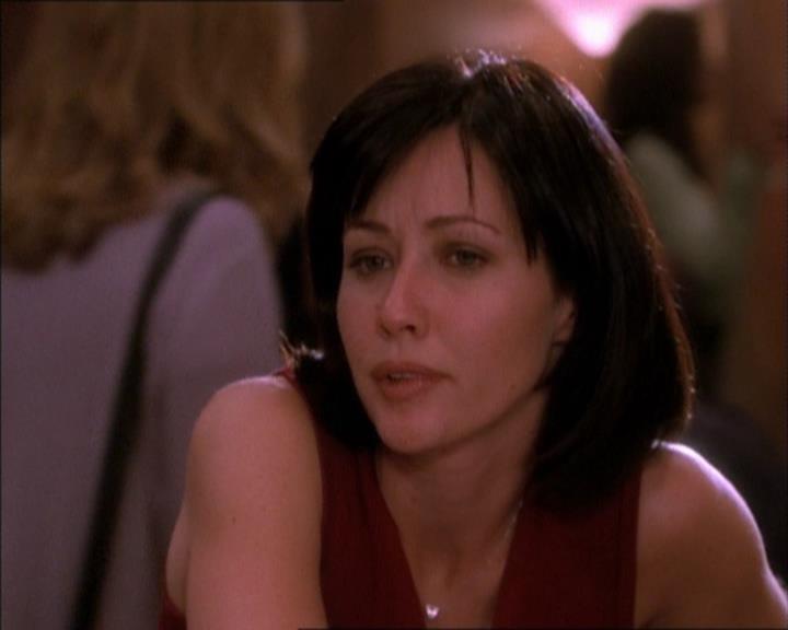 Charmed-Online_dot_net-1x02IveGotYouUnderMySkin2326.jpg