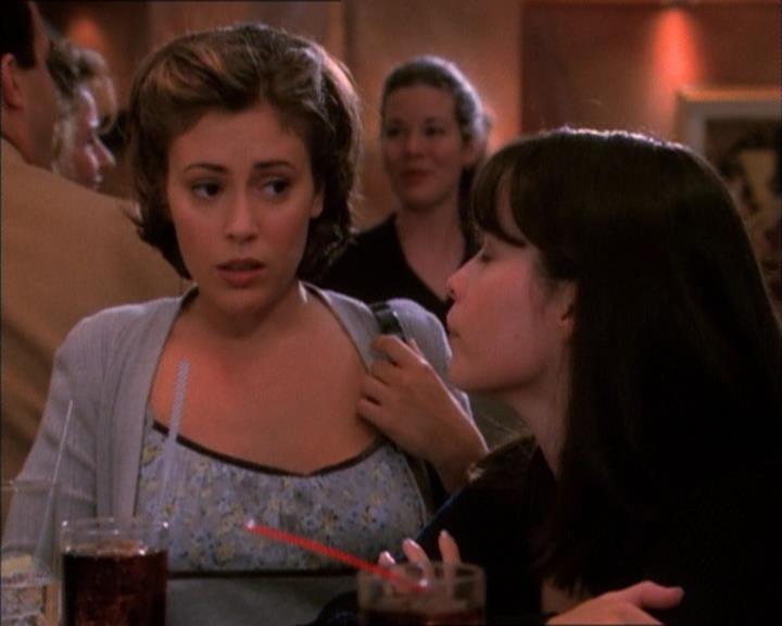 Charmed-Online_dot_net-1x02IveGotYouUnderMySkin2328.jpg Charmed-Online_dot_net-1x02IveGotYouUnderMySkin2328.jpg