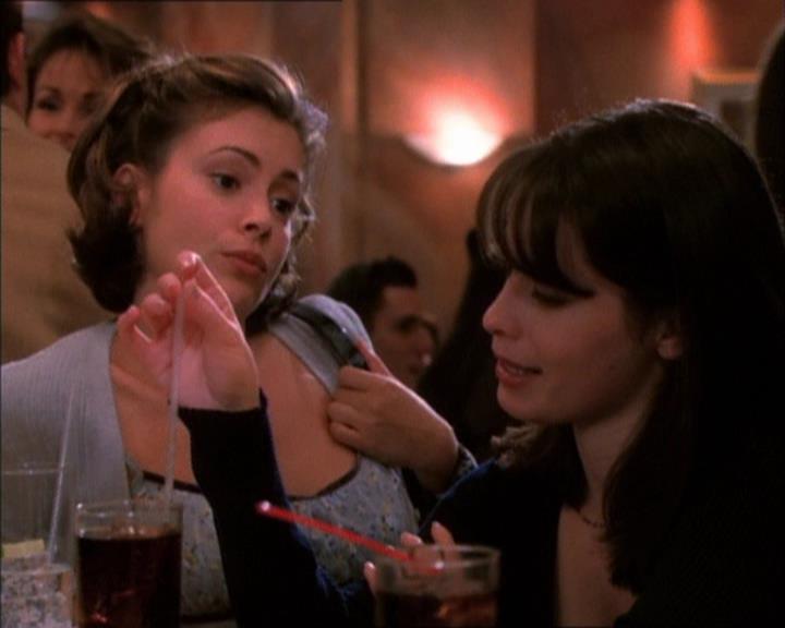 Charmed-Online_dot_net-1x02IveGotYouUnderMySkin2340.jpg Charmed-Online_dot_net-1x02IveGotYouUnderMySkin2340.jpg