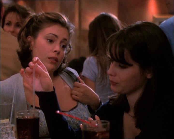 Charmed-Online_dot_net-1x02IveGotYouUnderMySkin2342.jpg Charmed-Online_dot_net-1x02IveGotYouUnderMySkin2342.jpg