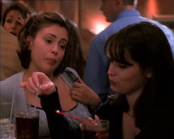 Charmed-Online_dot_net-1x02IveGotYouUnderMySkin2343.jpg Charmed-Online_dot_net-1x02IveGotYouUnderMySkin2343.jpg