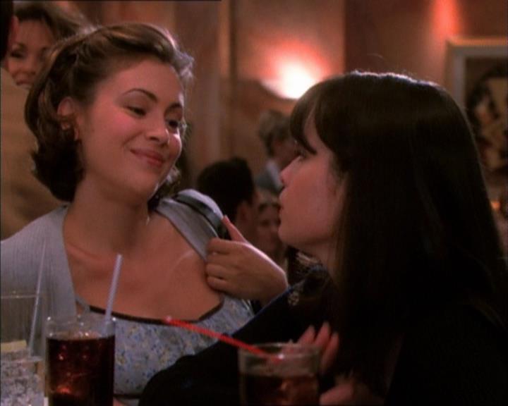 Charmed-Online_dot_net-1x02IveGotYouUnderMySkin2346.jpg Charmed-Online_dot_net-1x02IveGotYouUnderMySkin2346.jpg